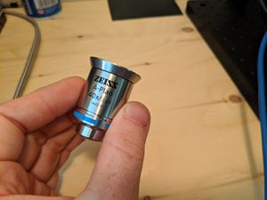 Ensure the objective to be loaded has been fitted with a quick-change dovetail adaptor.