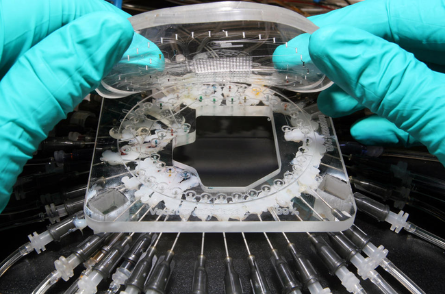 vacuum manifold for secure microfluidic chip connections