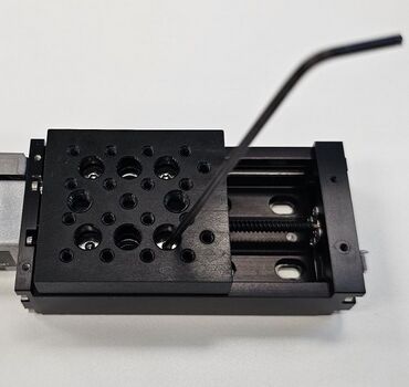If the stage top was removed, reinstall the four M3 x 8mm flathead screws. Make sure the stage top edge is aligned to the carriage edge. Tighten screws to 0.6 Nm using a 2.0 mm hex key.